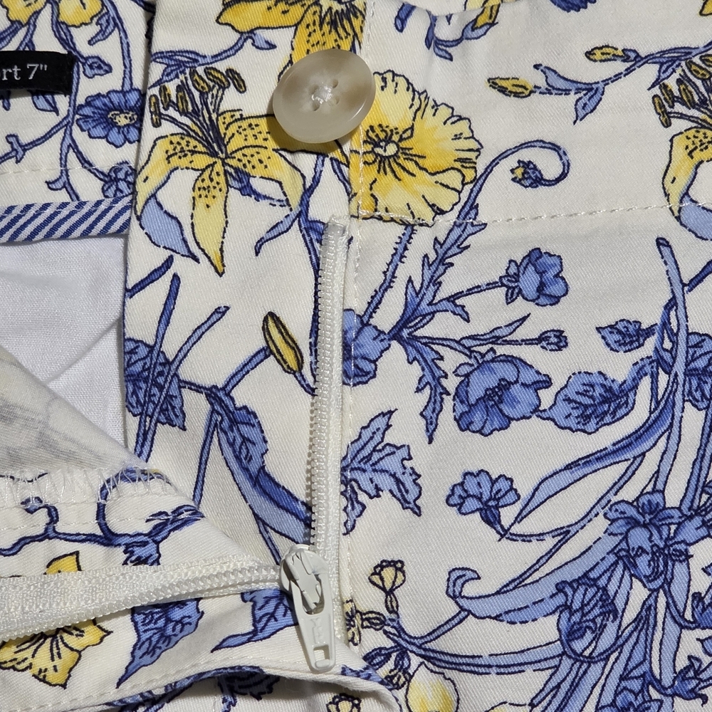 Talbots Whimsy Garden Blue and Yellow Floral Women's Relaxed Chino Shorts 7" - Picture 5 of 14
